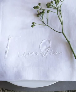 indradanush Tischwäsche|Servietten|Bestickte Leinenserviette Freund/Freundin/Friend