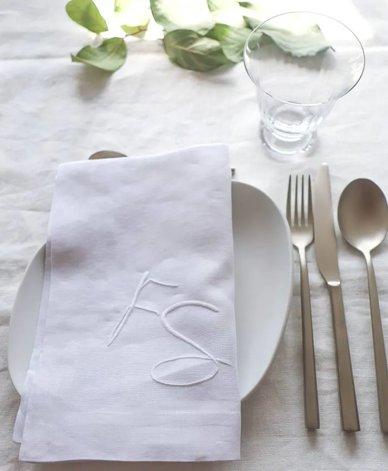 indradanush Tischwäsche|Servietten|Bestickte Leinenserviette personalisiert
