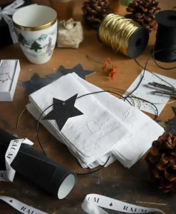 indradanush Tischwäsche|Servietten|Bestickte Leinenserviette personalisiert