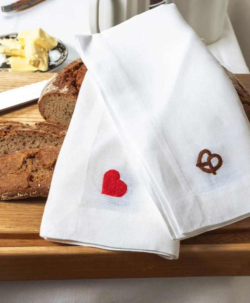 indradanush Shop The Look - Brotzeit|Servietten|Besticktes Leinenservietten-Set "Brezel & Herz"