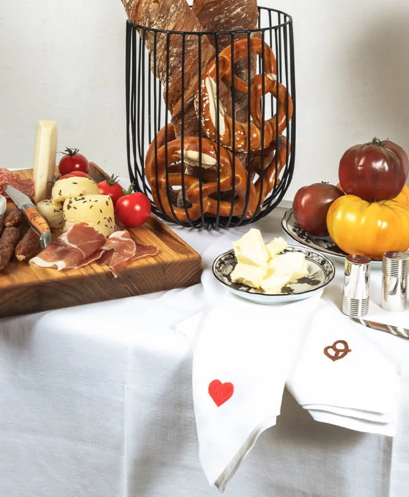 indradanush Shop The Look - Brotzeit|Servietten|Besticktes Leinenservietten-Set "Brezel & Herz"