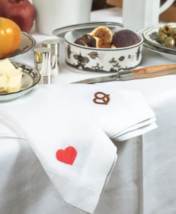 indradanush Shop The Look - Brotzeit|Servietten|Besticktes Leinenservietten-Set "Brezel & Herz"