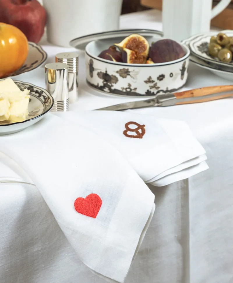indradanush Shop The Look - Brotzeit|Servietten|Besticktes Leinenservietten-Set "Brezel & Herz"