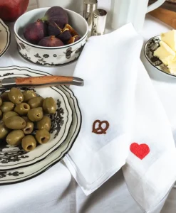 indradanush Shop The Look - Brotzeit|Servietten|Besticktes Leinenservietten-Set "Brezel & Herz"