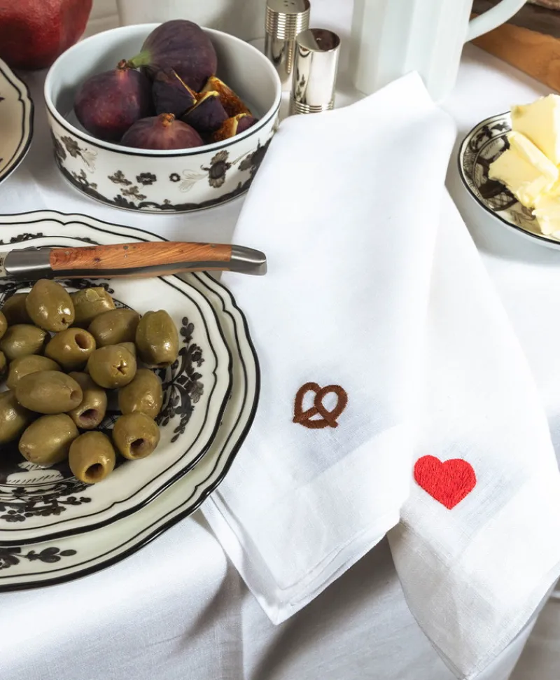 indradanush Shop The Look - Brotzeit|Servietten|Besticktes Leinenservietten-Set "Brezel & Herz"
