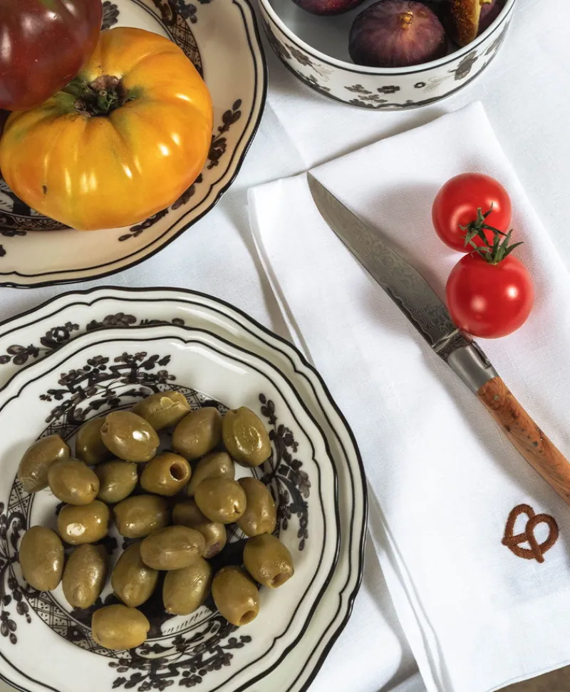 indradanush Shop The Look - Brotzeit|Servietten|Besticktes Leinenservietten-Set "Brezel & Herz"